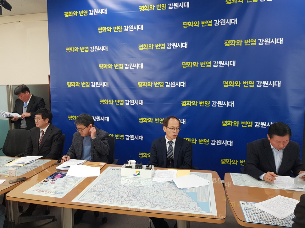 전창준 강원도청 문화관광체육국장이 17일 오전 강원도청 기자실에서 평창남북평화영화제에 대해 설명하고 있다.