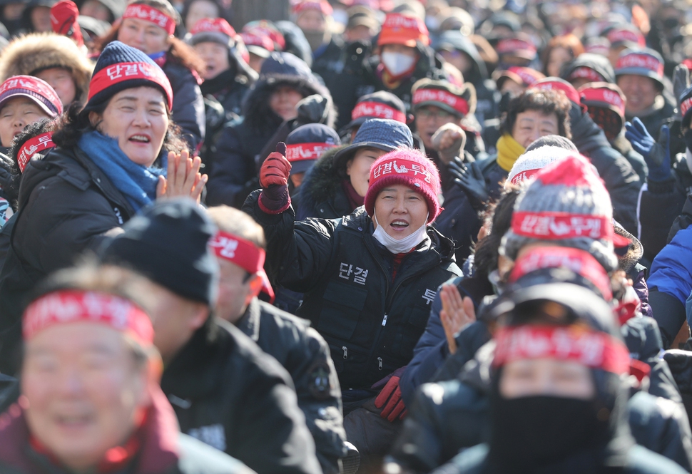 17일 오전 서울 여의도 국회 앞에서 ‘용산참사 진상규명과 책임자 처벌을 촉구하는 용산참사 10주기 추모 빈민투쟁결의대회’가 열리고 있다. 참가자들이 사회자 제안에 따라 함께 기지개를 편 뒤 힘차게 구호를 외치고 있다. 신소영 기자