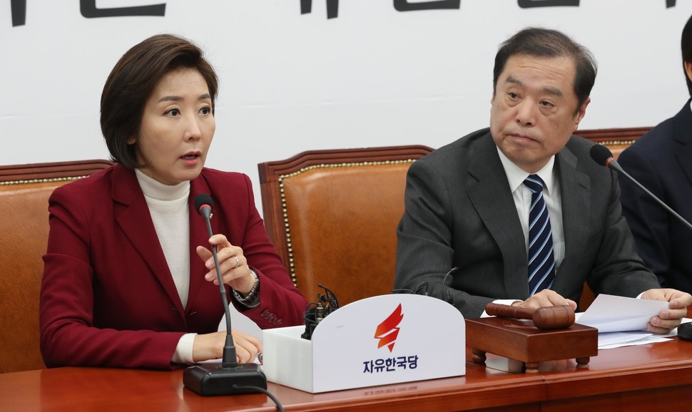 나경원 자유한국당 원내대표(왼쪽)가 17일 오전 국회에서 열린 비상대책위원회의에서 발언하고 있다. 강창광 기자 chang@hani.co.kr