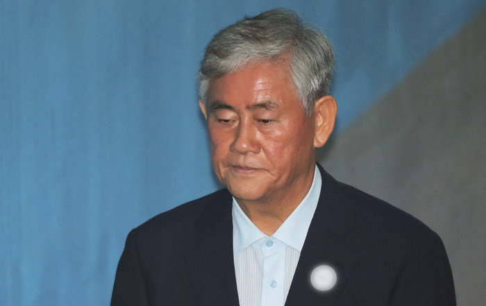국정원 특활비 뇌물혐의를 받고 있는 자유한국당 최경환 의원이 지난 해 6월29일 오전 서울 서초구 서울지방법원에 도착, 호송차에서 내려 법원으로 향하고 있다. 연합뉴스