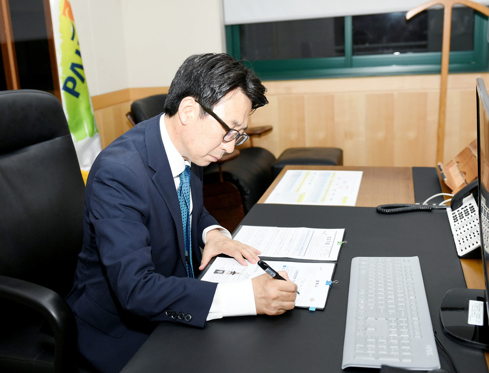최종환 경기 파주시장이 지난해 7월 취임한 뒤 ‘평화협력티에프팀’ 설치에 관해 첫 결재를 하고 있다. 파주시 제공