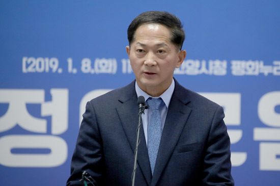 이재준 고양시장이 지난 8일 새해기자간담회에서 ‘평화경제’ 실현에 대해 강조하고 있다. 고양시 제공