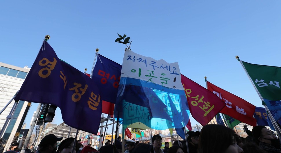 17일 오후 서울 중구 청계천 관수교 일대에서 열린 백년가게 수호 국민운동본부 출범식에서 참가자들이 청계천 세운구역에 자리잡은 가게들이 이름이 적힌 깃발을 들고 있다. 백소아 기자 thanks@hani.co.kr