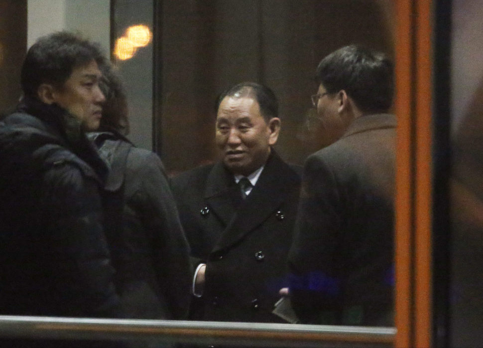 김영철 노동당 부위원장 겸 통일전선부장이 제2차 북미 정상회담 일정과 의제 등 논의차 워싱턴에 가기 위해 17일 오후(현지시각) 베이징 공항에서 워싱턴행 항공기에 탑승했다. 김 부위원장 일행은 이날 오전 11시 30분께(현지시각) 평양발 고려항공(JS251)편으로 베이징 서우두(首都) 공항 2터미널에 도착해 주중 북한대사관에서 휴식을 취한 뒤 이날 오후 6시 25분 유나이티드 항공(UA808)편을 이용해 워싱턴으로 떠났다. 사진은 항공기 탑승 전 보안 검사받는 김 부위원장. 베이징/연합뉴스