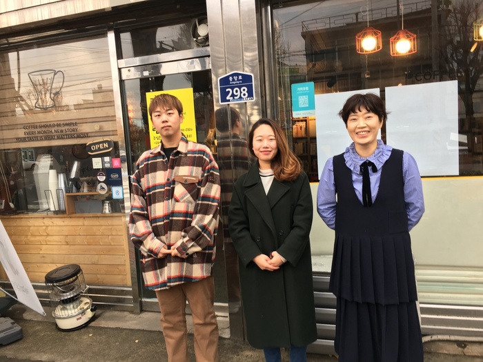 광주시 동구 계림동 헌책방 거리에서 `광주 헌책방 여기-있음'이라는 프로젝트를 기획하고 준비하는 마범석, 유휘경, 유수진씨.유휘경씨 제공