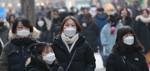 서울을 비롯한 전국 대부분 지역에 미세먼지가 ‘나쁨’ 수준을 기록하며, 미세먼지 비상저감조치가 사흘째 계속된 지난 15일 오전 서울 명동에서 관광객들이 마스크를 쓴 채 걸어가고 있다. 김봉규 선임기자 bong9@hani.co.kr