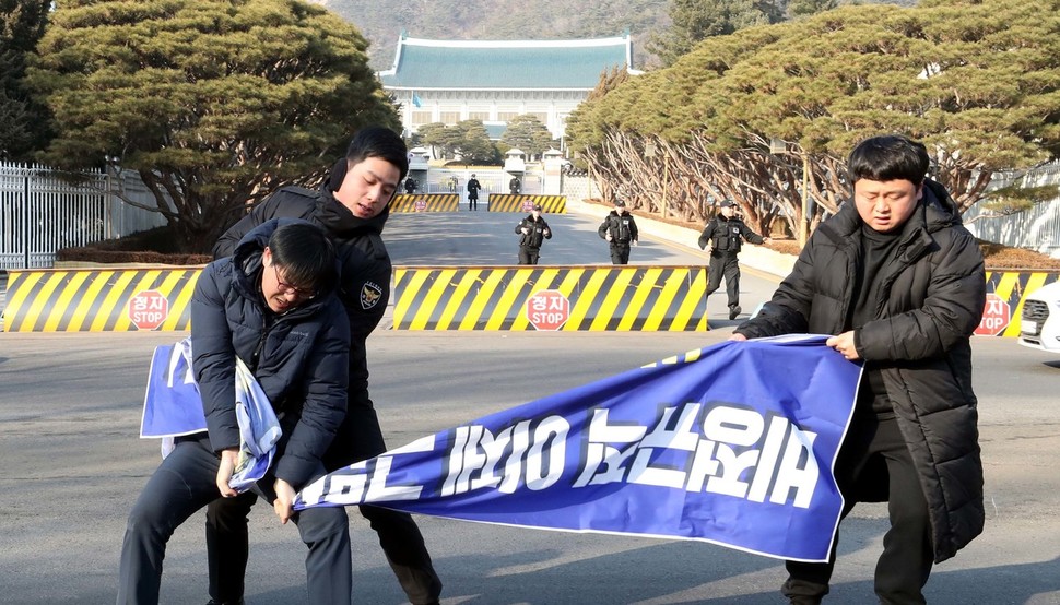 기아차, 한국지엠(GM), 아사히 등 비정규직 노동자들이 18일 오후 서울 종로구 청와대 신무문 앞에서 문재인 대통령과의 면담을 요구하며 기습시위를 벌이자 경찰이 막고 있다. 박종식 기자