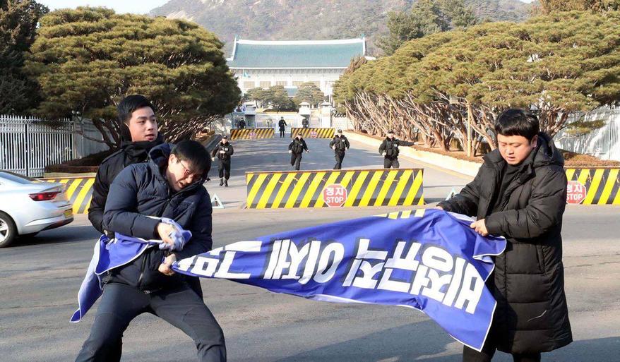 ‘문재인 대통령과 대화를 요구하는 100인 대표단 소속’ 6명은 이날 오후 3시께 청와대 정문 앞인 신무문에서 가림막을 들고 기습시위를 벌이다 경찰에 연행했다. 사진 문재인 대통령과 대화를 요구하는 100인 대표단 제공.