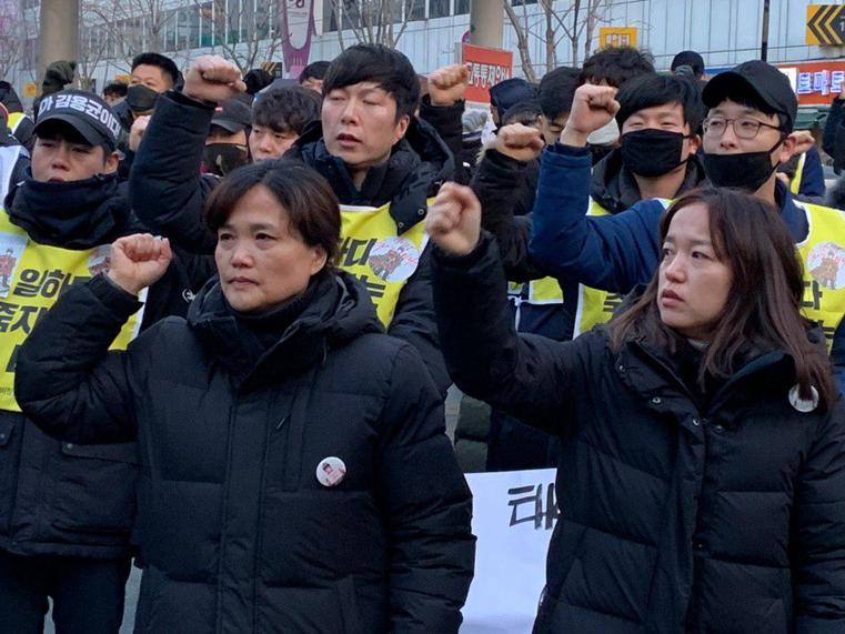 오후5시께 전태일 동산 앞에선 김용균씨의 어머니가 참석한 가운데 결의대회가 열렸다. 사진 이주빈 기자