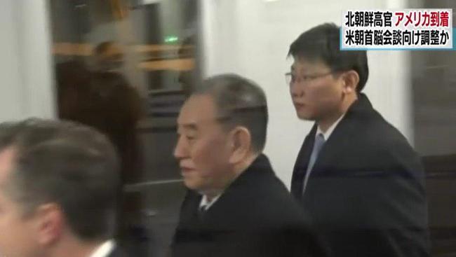 김영철 북한 노동당 부위원장 겸 통일전선부장이 17일(현지시각) 워싱턴 인근 덜레스공항에 도착해 수행원들과 함께 이동하고 있다. 엔에이치케이 방송 화면 갈무리