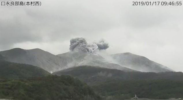 일본 남서부 가고시마(鹿兒島)현의 화산섬 구치노에라부지마(口永良部島)에서 17일 오전 9시 19분께 분화가 발생해 화산 연기가 치솟고 있다. 연합뉴스