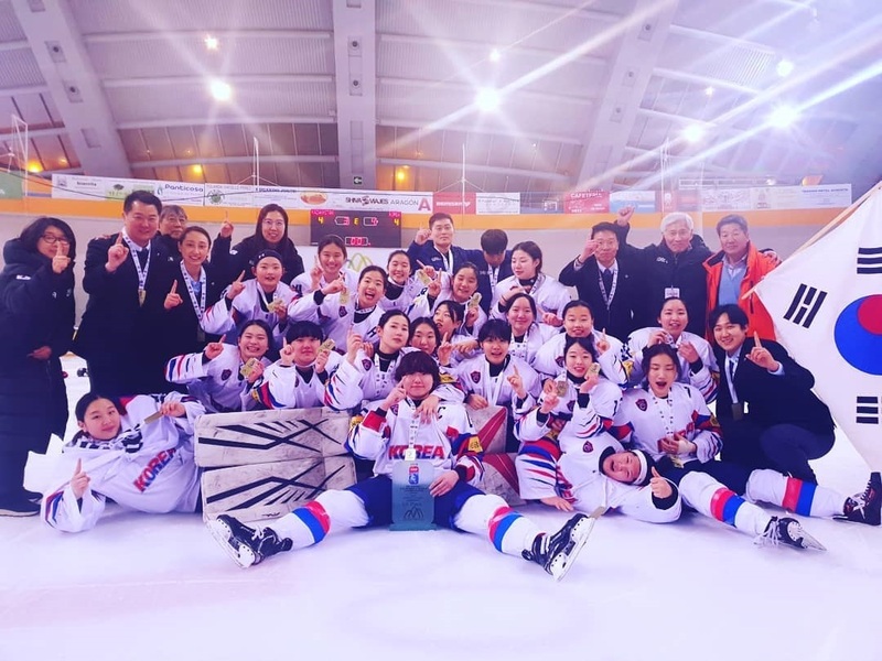 김상준 감독이 이끄는 한국 18살 이하 여자 아이스하키 대표팀이 19일(한국시각) 스페인 하카에서 열린 국제아이스하키연맹 세계대회 디비전 1 그룹 B 퀄리피케이션에서 우승한 뒤 기뻐하고 있다. 대한아이스하키협회 제공