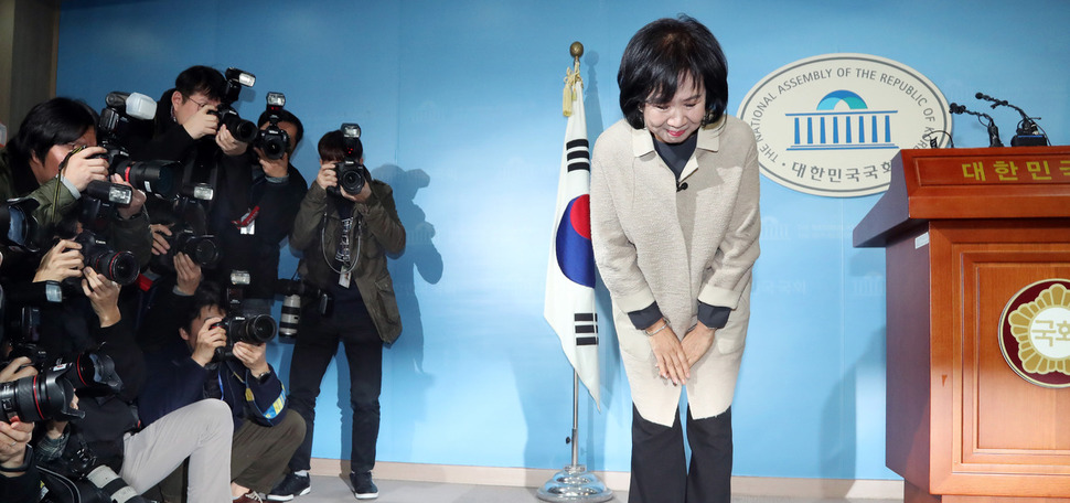 손혜원 더불어민주당 의원이 20일 오전 국회에서 기자회견을 마친 뒤 인사하고 있다. 김경호 선임기자