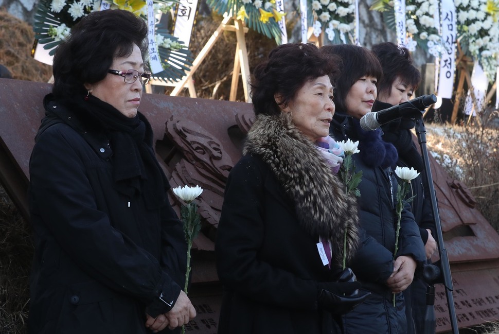 용산참사 10주기인 20일 오후 이상림 열사 유가족 전재숙(왼쪽 둘째)씨가 경기도 남양주시 마석 모란공원 열사 묘역에서 발언하고 있다. 남양주/신소영 기자