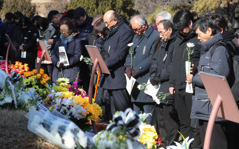 용산 참사 10주기를 맞은 20일 오후 경기도 남양주시 마석 모란공원 열사 묘역에서 열린 추모제에서 유가족과 시민들이 고인들의 묘역 앞에서 묵념을 하고 있다. 남양주/신소영 기자