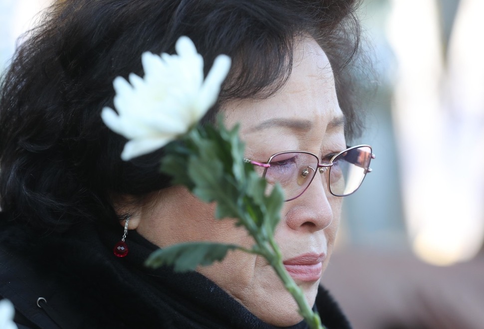 용산참사로 남편 고 양회성씨를 잃은 김영덕씨가 20일 경기 남양주시 마석 모란공원 열사 묘역에서 열린 추모제에서 눈물을 흘리고 있다. 남양주/신소영 기자