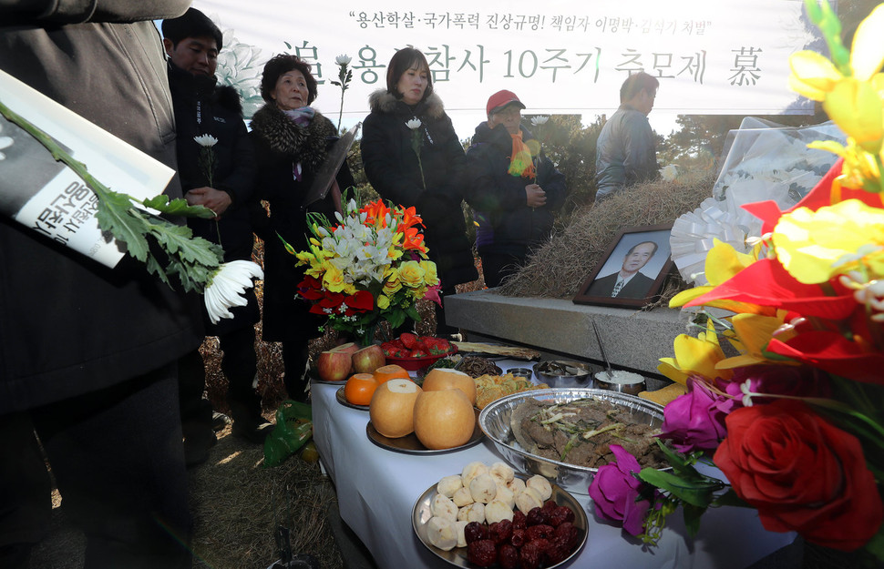 용산 참사 10주기인 20일 오후 경기도 남양주시 마석 모란공원 열사 묘역에서 열린 추모제에서 유가족과 시민들이 고인들의 묘역에 헌화하고 있다. 남양주/신소영 기자 viator@hani.co.kr