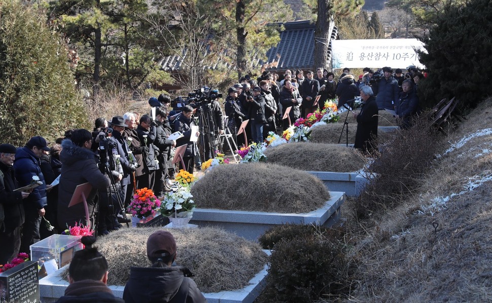 경기도 남양주시 마석 모란공원 열사 묘역이 용산 참사 10주기인 20일 오후 추모하기 위해 찾아온 유가족과 시민들로 붐비고 있다. 남양주/신소영 기자