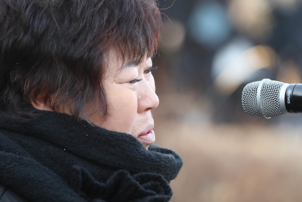 용산참사 10주기를 맞은 20일 경기 남양주시 마석 모란공원 열사 묘역에서 열린 추모제에서 유가족 권명숙씨가 눈물을 흘리고 있다. 남양주/신소영 기자 viator@hani.co.kr