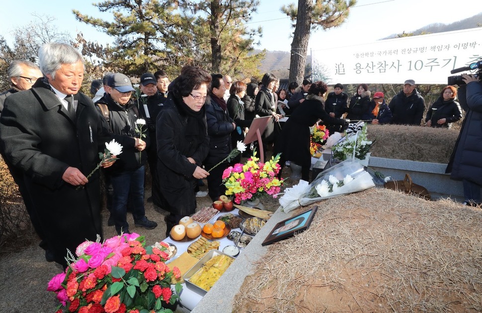 용산참사 10주기인 20일 오후 경기 남양주시 마석 모란공원 열사 묘역에서 추모제가 열려 유가족과 시민들이 고인들의 묘역에 헌화하고 있다. 남양주/신소영 기자 viator@hani.co.kr
