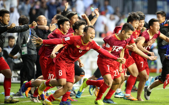 마침내 이겼다. 20일 오후(현지시간) 아랍에미리트 아부다비 알 막툼 경기장에서 열린 2019 아시아축구연맹(AFC) 아시안컵 요르단과의 16강전에서 승부차기 끝에 승리를 거둔 베트남 선수들이 환호하고 있다.