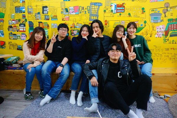 직접 그린 벽화 앞에서 포즈 취하는 인클루드 회원들과 담당교사 김부일씨(맨 왼쪽).