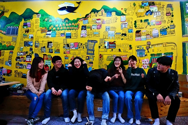 인터뷰를 마치고 환하게 웃는 인클루드 회원들과 담당교사 김부일씨. 뒤로는 이들이 직접 그린 벽화가 보인다.