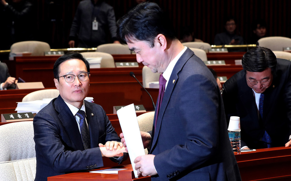 김종민 정개특위 소위원장이 21일 오후 국회에서 열린 의원총회에서 홍영표 원내대표와 대화한 뒤 자리로 향하고 있다. 김경호 선임기자 jijae@hani.co.kr