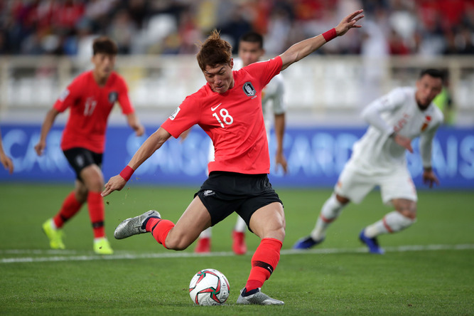 황의조가 지난 16일 중국과의 2019 아시아축구연맹(AFC) C조 조별리그 3차전에서 페널티킥을 하고 있다. 대한축구협회 제공