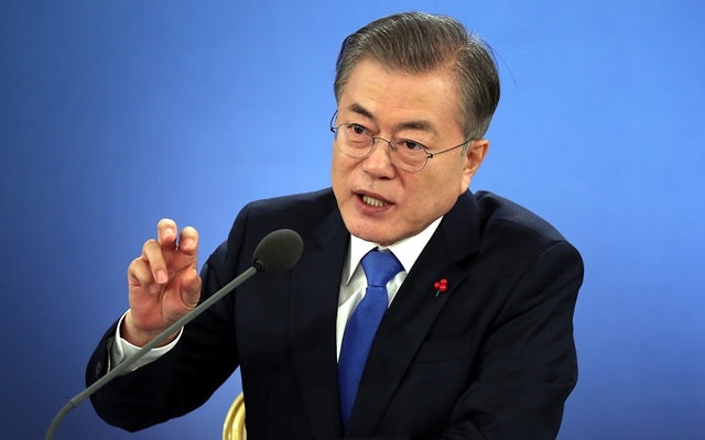 문재인 대통령이 1월10일 오전 청와대 영빈관에서 열린 신년기자회견에서 기자들의 질문에 답하고 있다. 청와대사진기자단
