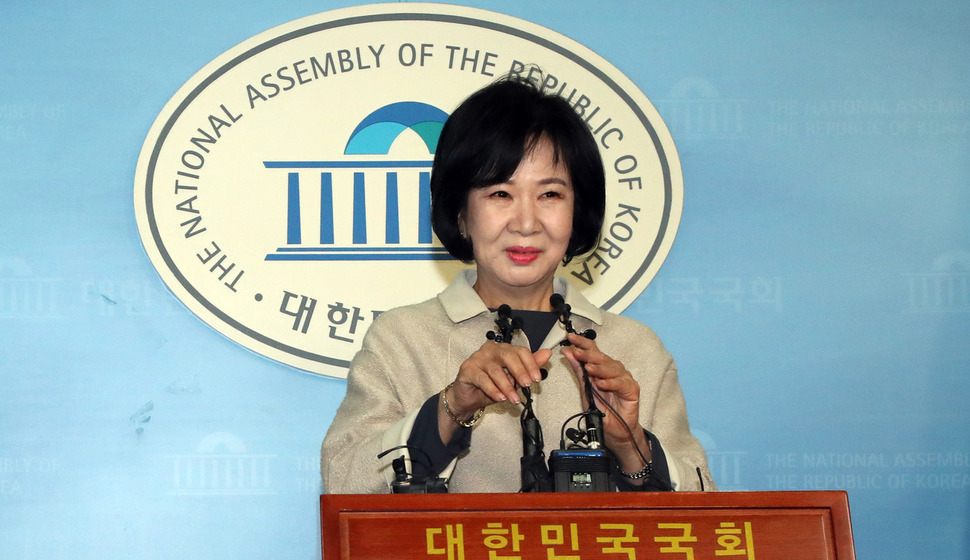 손혜원 의원이 지난 20일 오전 국회에서 기자회견을 열고 더불어민주당 탈당 의사를 밝힐 때의 모습. 김경호 선임기자 jijae@hani.co.kr