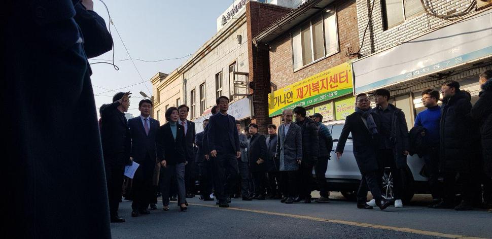 나경원 자유한국당 원내대표가 23일 논란이 일고 있는 ‘창성장’이 자리한 전남 목포 대의동을 원내지도부 및 ‘손혜원 랜드게이트 진상규명 태스크포스’팀과 함께 찾아 둘러보고 있다. 정유경 기자