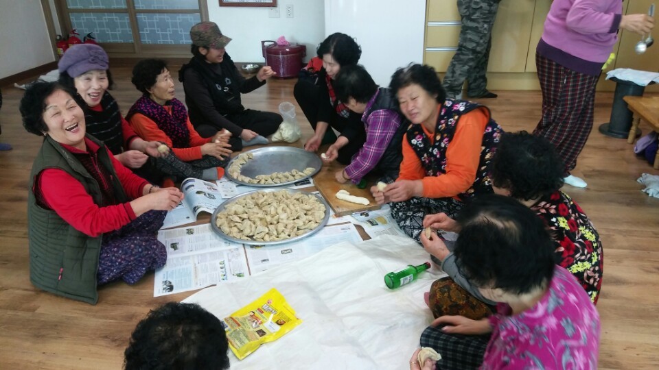 충북 충주의 한 경로당에서 노인들이 만두를 빚고 있다. 충주시는 겨울철엔 홀몸노인들이 함께 먹고, 자는 공동생활 경로당을 운영한다. 충주시 제공