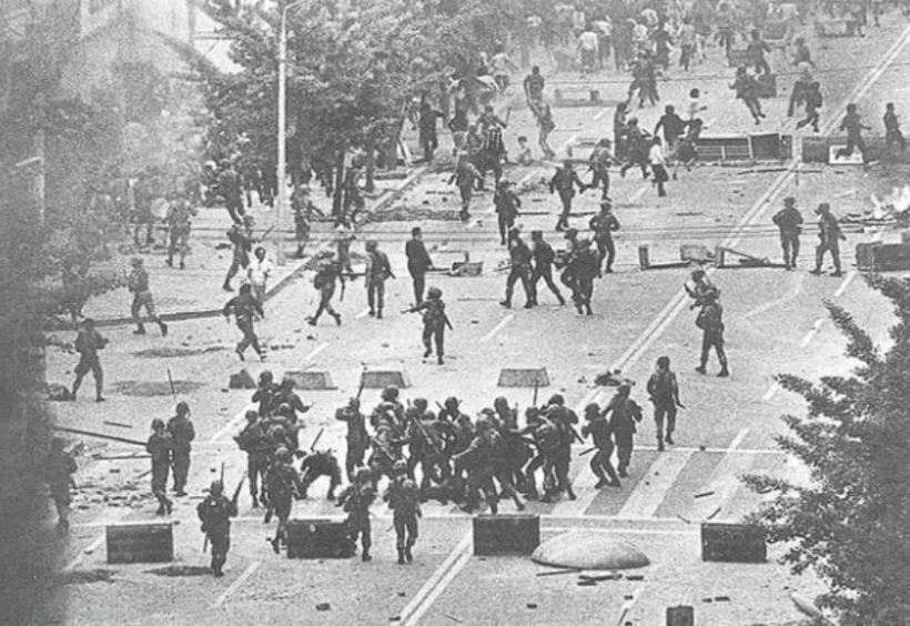 1980년 5·18민주화운동 당시 계엄군들이 광주 금남로에서 민주화를 요구하는 광주 시민들을 폭력으로 진압하고 있다. 5·18기념재단 제공.