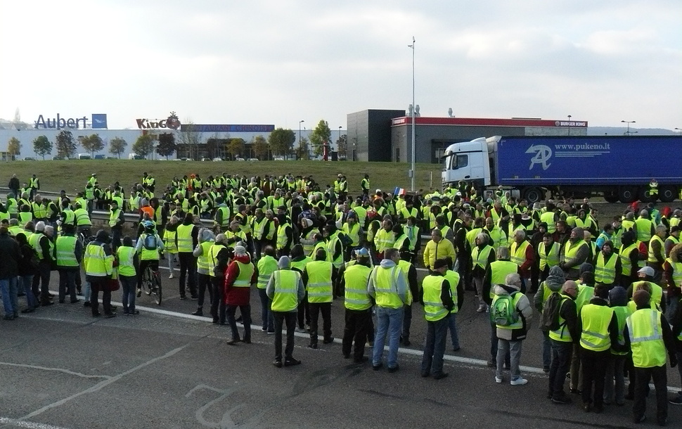 프랑스에서 벌어진 노란조끼 시위. 위키백과