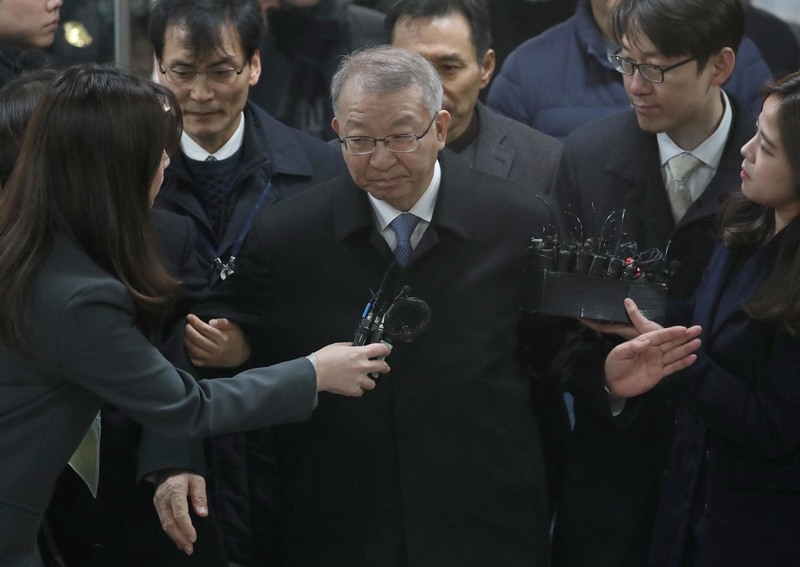 사법행정권을 남용한 혐의를 받는 양승태 전 대법원장이 23일 오전 서울 서초구 서울중앙지법에서 열린 구속 전 피의자 심문(영장실질심사)에 출석하며 법정으로 향하고 있다. 양 전 대법원장은 취재진 질문에 아무런 답을 하지 않은 채 법정으로 직행했다. 박종식 기자 anaki@hani.co.kr