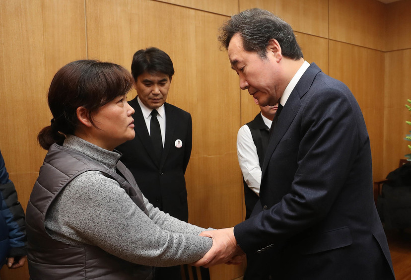 이낙연 국무총리가 23일 오후 서울 종로구 혜화동 서울대병원장례식장에 차려진 지난해 12월 충남 태안화력에서 설비 점검을 하다가 숨진 비정규직 노동자 고 김용균 씨의 빈소를 방문해 김씨의 어머니 김미숙씨를 위로하고 있다. 신소영 기자 viator@hani.co.kr