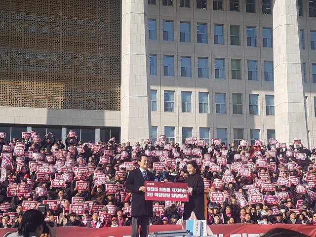 김진태 자유한국당 의원이 23일 국회 본청 앞 계단에서 당 대표 출마 기자회견을 하고 있다.