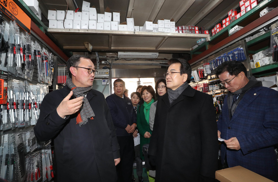백년가게 수호 국민운동본부, 민주평화당, 소상공인연합회 등이 23일 오후 서울 을지로동 주민센터에서“백년가게 특별법 제정을 위한 소상공인 증언대회”를 마친 뒤 인근 공구 상가등을 둘러보고 있다. 신소영 기자 viator@hani.co.kr