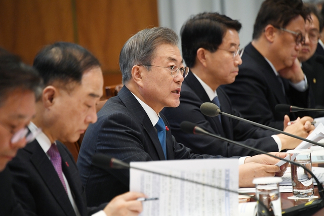 문재인 대통령이 23일 청와대 본관 집현실에서 열린 공정경제 추진전략회의에 참석해 모두발언을 하고 있다. 청와대사진기자단