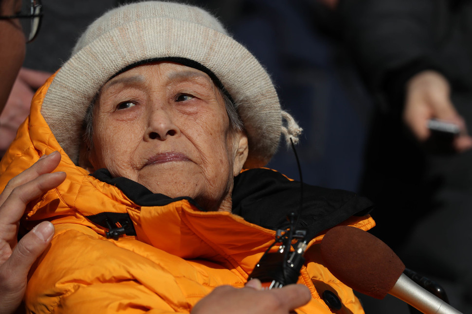 일제강점기 근로정신대 피해자 이춘면 할머니가 23일 오후 서울 서울중앙지법 앞에서 일본 기업 후지코시를 상대로 낸 손해배상 청구 소송 항소심에서 원고 일부승소 판결이 나온 뒤 소감을 밝히고 있다. 백소아 기자 thanks@hani.co.kr