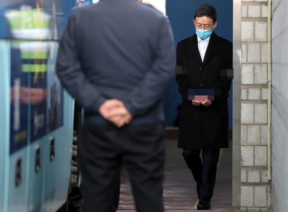 서지현 검사에게 인사 불이익을 준 혐의로 징역 2년의 실형을 선고받고 법정구속된 안태근 전 법무부 검찰국장이 23일 오후 서울 서초동 서울중앙지법에서 호송차로 향 하고 있다. 박종식 기자 anaki@hani.co.kr