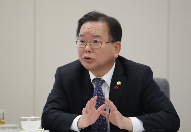 김부겸 행정안전부 장관이 지난달 6일 오전 서울 종로구 정부서울청사 장관 집무실에서 <한겨레>와 인터뷰하고 있다. 신소영 기자 viator@hani.co.kr