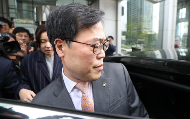 김기식 전 금융감독원장이 지난해 서울 영등포구 금융투자협회에서 열린 자산운용 대표이사 간담회를 마친 뒤 차에 오르고 있다. 백소아 기자 thanks@hani.co.kr