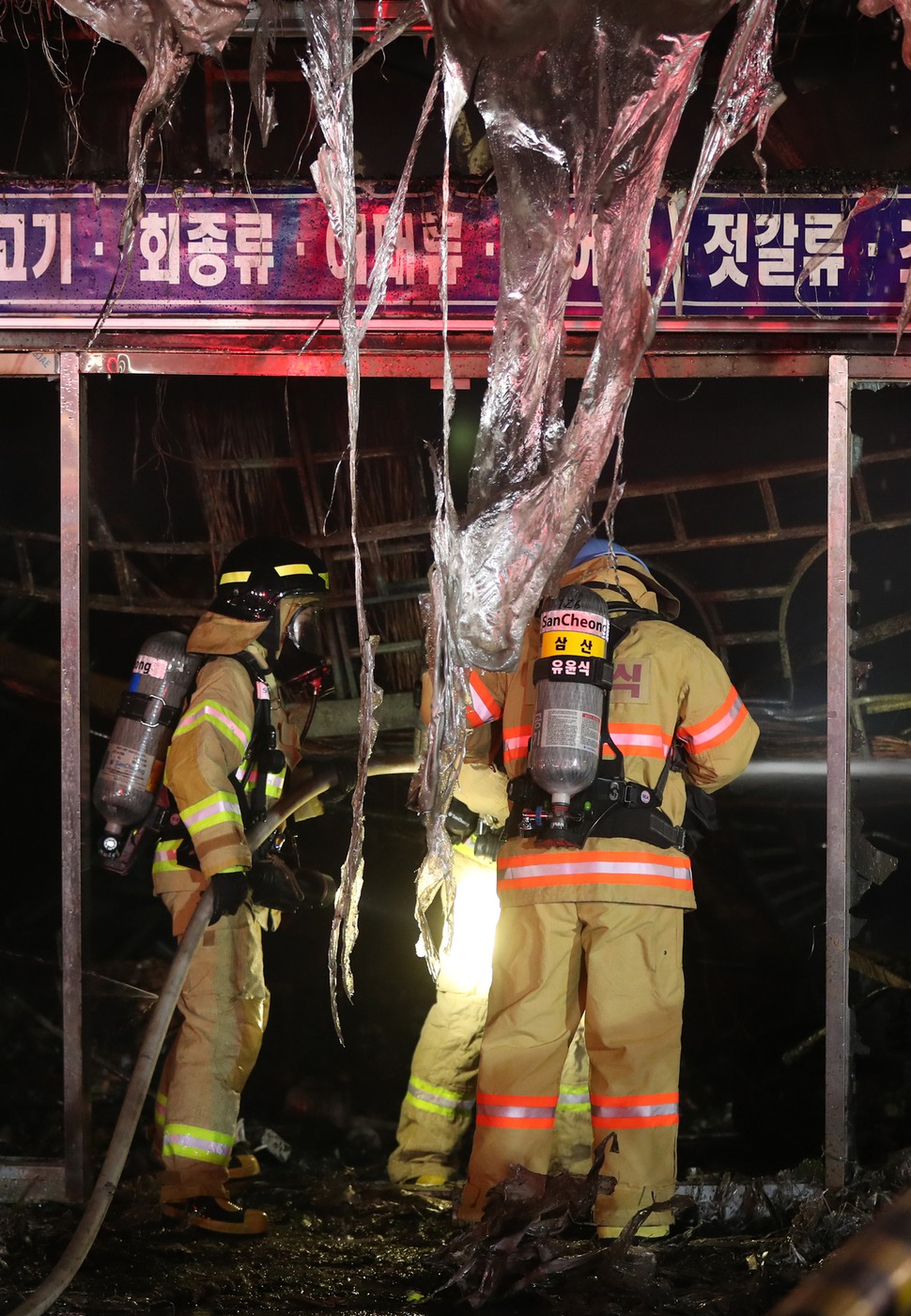 24일 새벽 울산 농수산물도매시장 수산물종합동에서 불이 나 소방대원들이 건물 내부 잔불 진화 작업을 하고 있다.  울산/연합뉴스