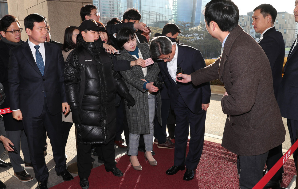 김명수 대법원장이 24일 오전 서울 서초구 대법원에서 양승태 전 대법원장의 구속과 관련해 입장을 밝히기 전 고개 숙여 사과하고 있다. 백소아 기자 thanks@hani.co.kr