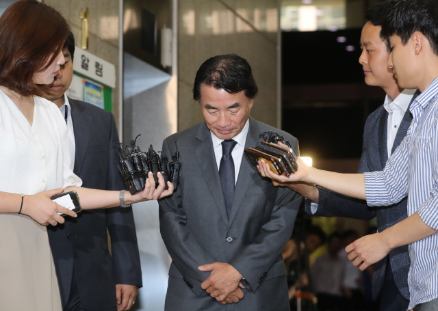 2017년 8월2일 운전기사들에게 상습적으로 폭언한 사실이 드러나 ‘갑질 논란’에 휘말린 이장한 종근당 회장이 피의자 신분조사를 받기 위해 서울 종로구 서울지방경찰청으로 출석하고 있다. 신소영 기자 viator@hani.co.kr
