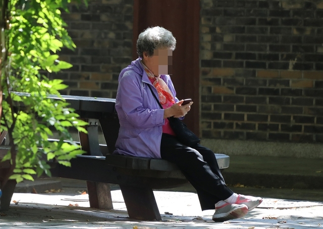 노인복지법을 비롯한 사회보장 제도에서 규정하고 있는 노인연령 기준은 ‘만 65살’로, 이러한 기준을 올리는 정책 추진이 본격화될 것으로 보인다.