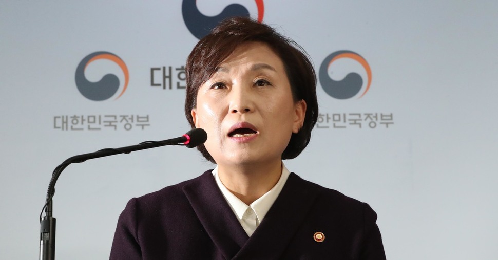 김현미 국토부 장관이 24일 오후 정부서울청사에서 열린 ‘2019년 표준단독주택 공시가격에 대한 관계부처 합동 브리핑’에서 관련 내용을 발표하고 있다. 박종식 기자 anaki@hani.co.kr