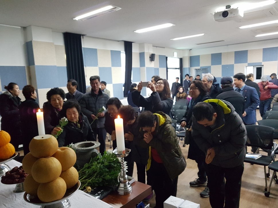 24일 오전 제주시 조천읍 북촌리 너븐숭이 4·3기념관에서 ‘제70주년 제주4·3 북촌희생자 합동위령제’가 열려 유족들이 헌화와 분향을 하고 있다.